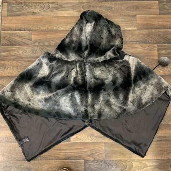 Bebe Fur Wrap poncho with hood - Picture 2 of 3